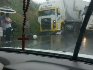 Motociclista morre após colisão com carreta na BR-101