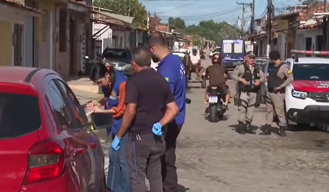 Homem é baleado, tenta pedir ajuda e morre no meio rua no Bom Parto, em Maceió