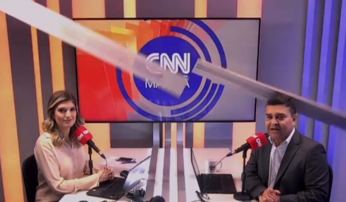 Estrutura desaba em estúdio da CNN Brasil e atinge âncoras; veja vídeo