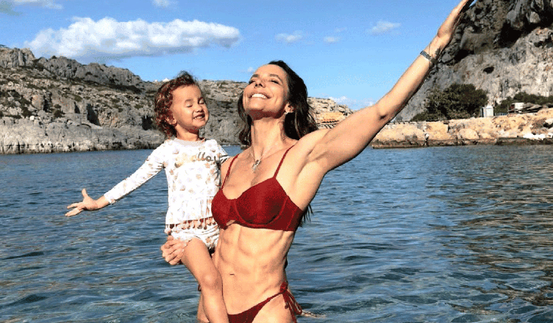 Influenciadora fitness rebate críticas por dar whey protein na mamadeira para filha de 3 anos