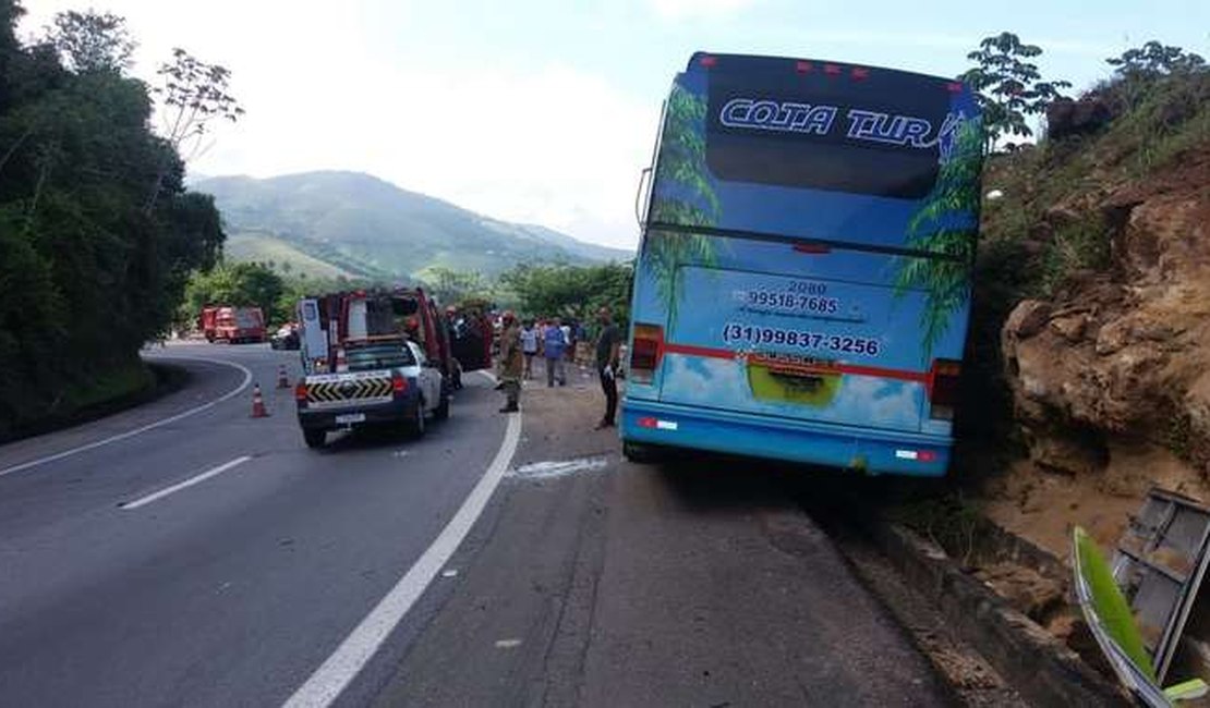 Motorista morre e passageiros se ferem em acidente com ônibus de MG no RJ