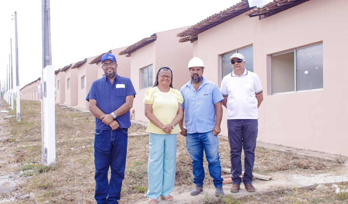 Prefeita Tia Júlia faz visita a obras no Conjunto Antônio Ribeiro