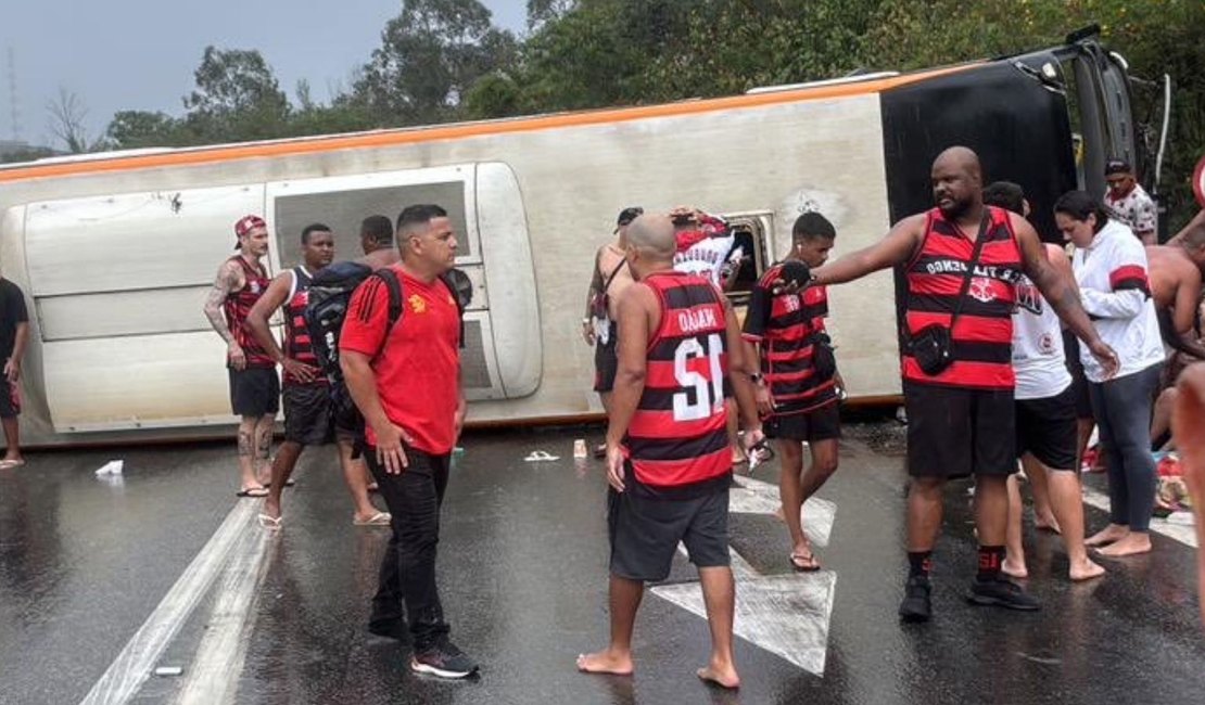 Ônibus com torcedores do Flamengo tomba a caminho da Argentina para jogo da Libertadores