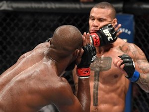 Jon Jones vence Thiago 'Marreta' por decisão dividida