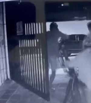 Câmera de segurança flagra furto de bicicletas em prédio na Ponta Verde