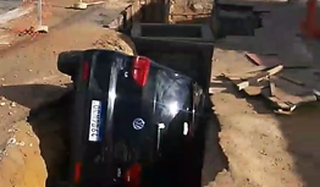 Carro cai em buraco de obra no cruzamento do Cambuci, parte alta da capital
