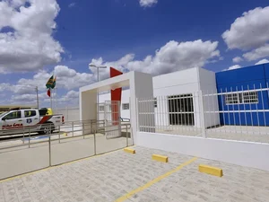 Homem invade casa, agride ex-mulher e foge após amiga da vítima intervir