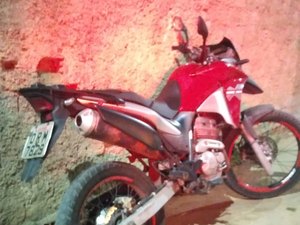 Motocicleta furtada é recuperada pela Polícia Militar em Arapiraca