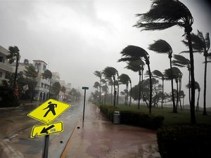 Furacão transforma Miami em 'cidade fantasma'
