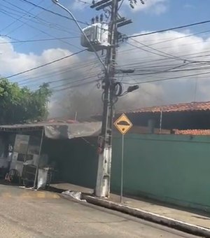 [Vídeo] Princípio de incêndio em escola deixa alunos em pânico no bairro Baixão em Arapiraca