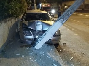 Motorista perde o controle da direção durante 'racha' e colide em poste