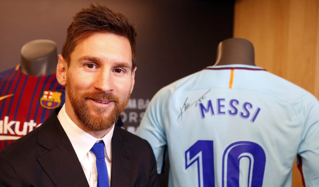 Lionel Messi renova com Barcelona até 2021