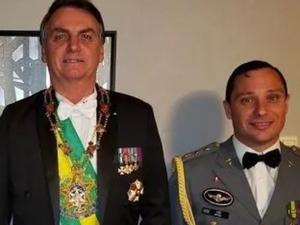 PF faz busca e apreensão na casa de Bolsonaro e prende ex-ajudante de ordens Mauro Cid