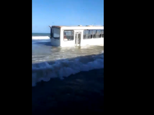 [Vídeo] Maré sobe e quase “engole” ônibus na praia do Pontal do Peba, no Litoral Sul