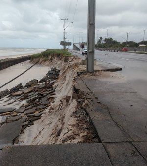 Erosão ameaça derrubar postes na orla do Pontal da Barra, em Maceió