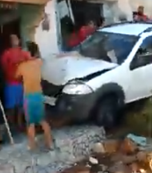 [Vídeo] Carro desgovernado atinge casa em São Miguel dos Campos