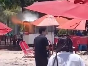 Fogo em barraca causa pânico na orla da Ponta Verde, em Maceió