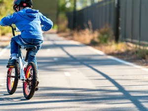 Menino de 11 anos é suspenso da escola e foge de casa de bicicleta 