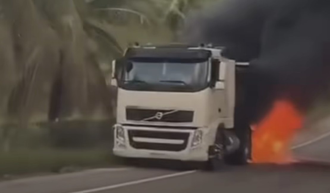 Carreta é destruída por incêndio em rodovia no litoral sul de Alagoas