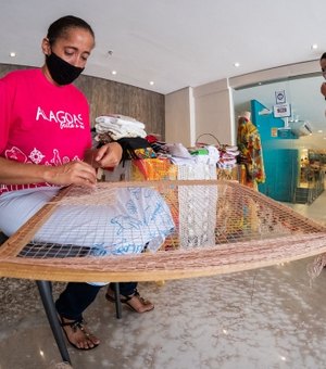 Artesãos do Pontal da Barra comercializam peças em hotéis de Maceió