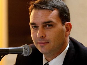 Flávio Bolsonaro acena a Renan e tentar desvincular seu caso ao governo do pai