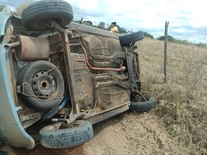 Carro capota após bater em estacas na zona rural de Palmeira dos Índios