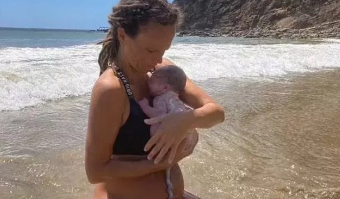 Vídeo: Mulher dá à luz no oceano e vídeo viraliza