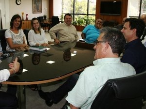 Prefeitos e secretários se reúnem com governador para cobrar dívidas da saúde