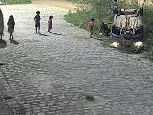 [Vídeo] Carro capotou em alta velocidade e levava oito pessoas em Arapiraca, entre elas crianças e gestante