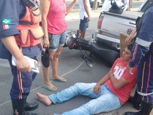 Colisão entre carro e moto deixa motociclista ferido