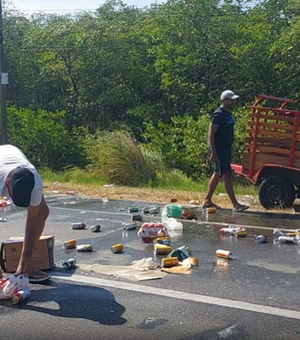 Carretinha com bebidas tomba na AL-101 Sul e parte da carga é saqueada
