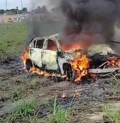 Dois homens morrem após carro capotar na Avenida Cachoeira do Meirim, em Maceió