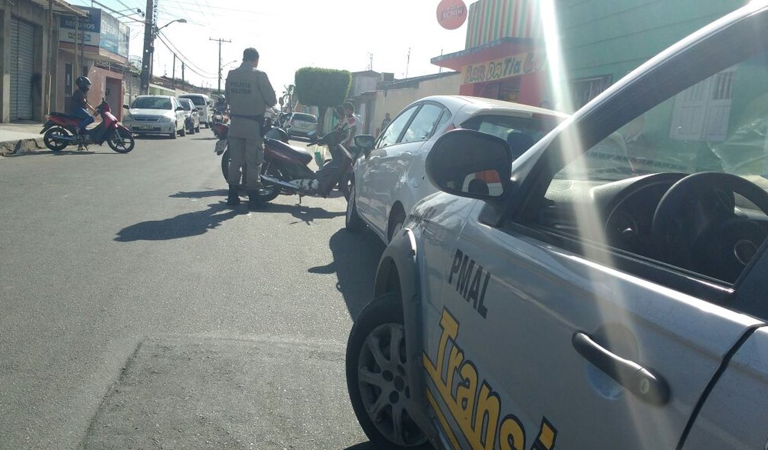 Colisão entre duas motos atinge carro e uma mulher fica ferida em Arapiraca
