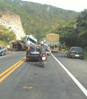 Acidente na Bahia com caminhão e Van que saiu de Major Izidoro mata quatro pessoas