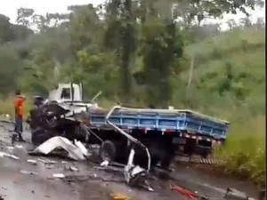 Colisão entre dois caminhões deixa motoristas presos às ferragens na BR-104, em Branquinha