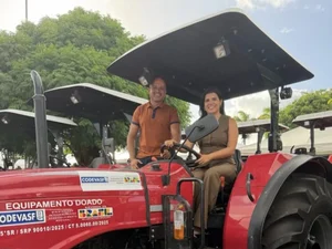Prefeita Marcela recebe trator equipado da Codevasf para Novo Lino