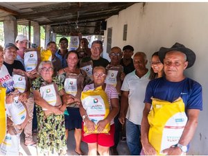 Agricultores do município de Japaratinga recebem sementes de milho e feijão