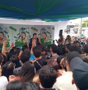 [Vídeo] Novo quadro do digital influencer Lucas Guimarães reúne multidão no Centro de Arapiraca