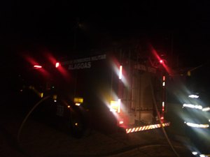 Incêndio destrói parte de casa após celular pegar fogo em sofá, em Maceió