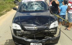 Carro ficou danificado após o impacto 