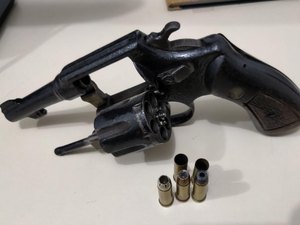 Homem efetua disparos de arma de fogo em via pública e acaba preso