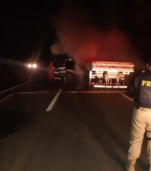 Pneu estoura e caminhão incendia na BR 101, em São Sebastião