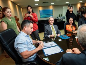Governador assina acordo que permite emissão da Carteira de Identidade pelos cartórios