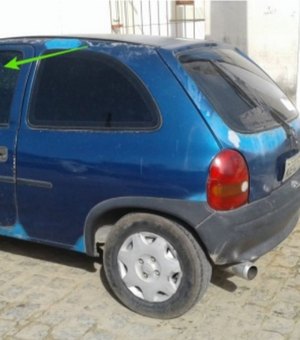 Dono de carro encontra marcas de tiros em seu veículo