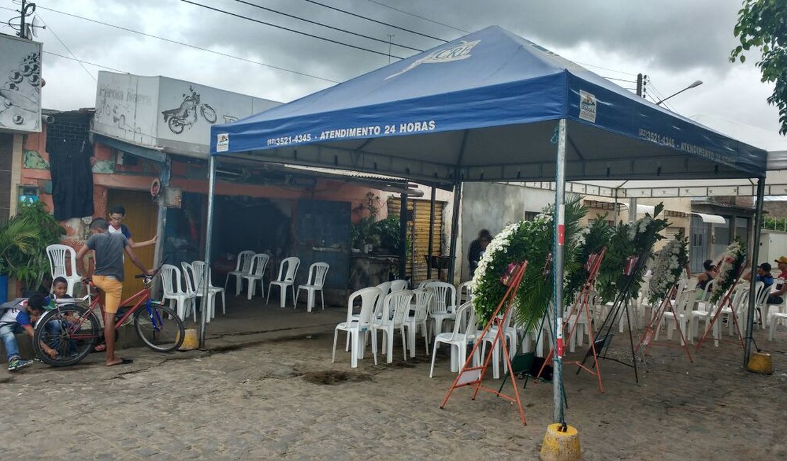 Familiares se despedem de jovem morta após acidente em Arapiraca