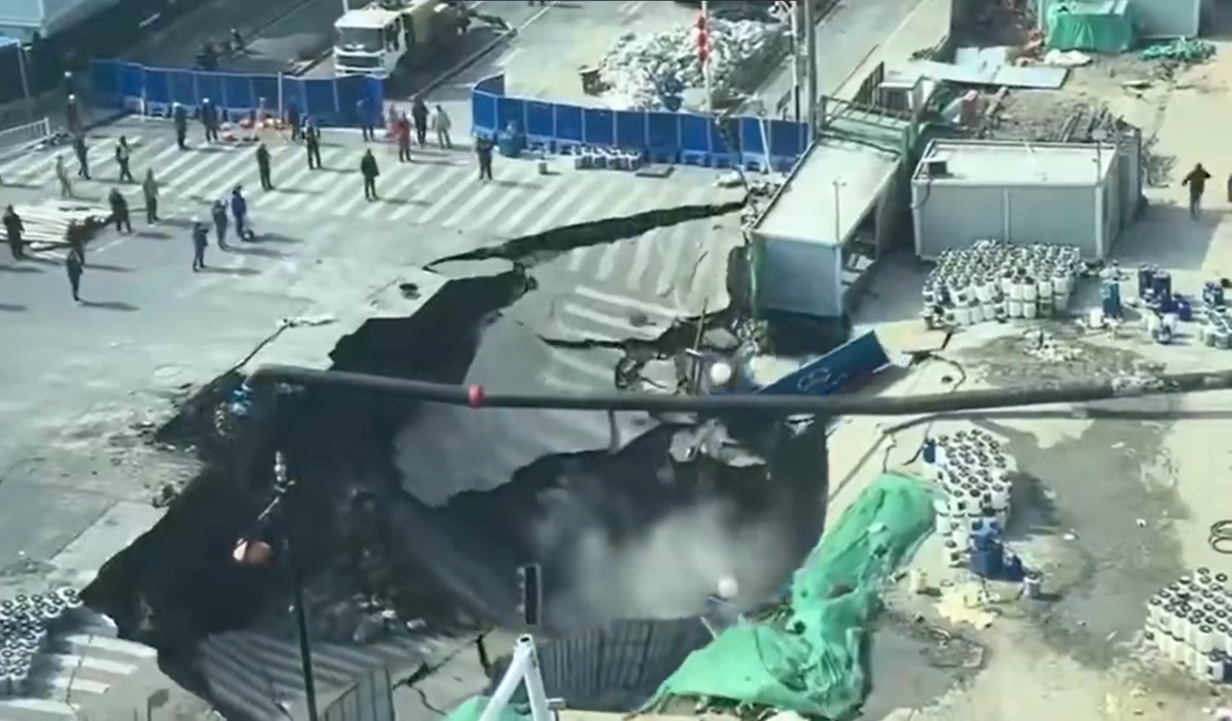 Buraco se abre no meio da rua, engole avenidas e cria cena de terror na China