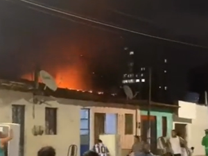 Incêndio destrói residência no bairro do Feitosa
