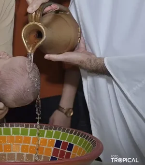 Imagem de terço se forma na água durante batismo de bebê em SC