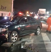 Colisão entre carro e caminhão deixa vítima presa às ferragens em Rio Largo