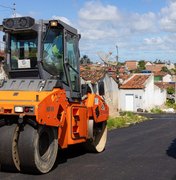 Do barro para o asfalto: Três ruas do bairro cacimbas ganham pavimentação